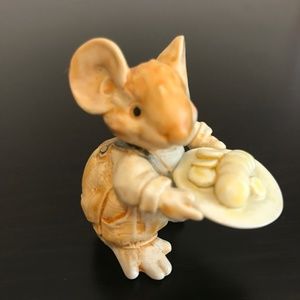 Little Cheesers - Male Mouse Carrying Plate W/ Food Figurine-Ganz 1991